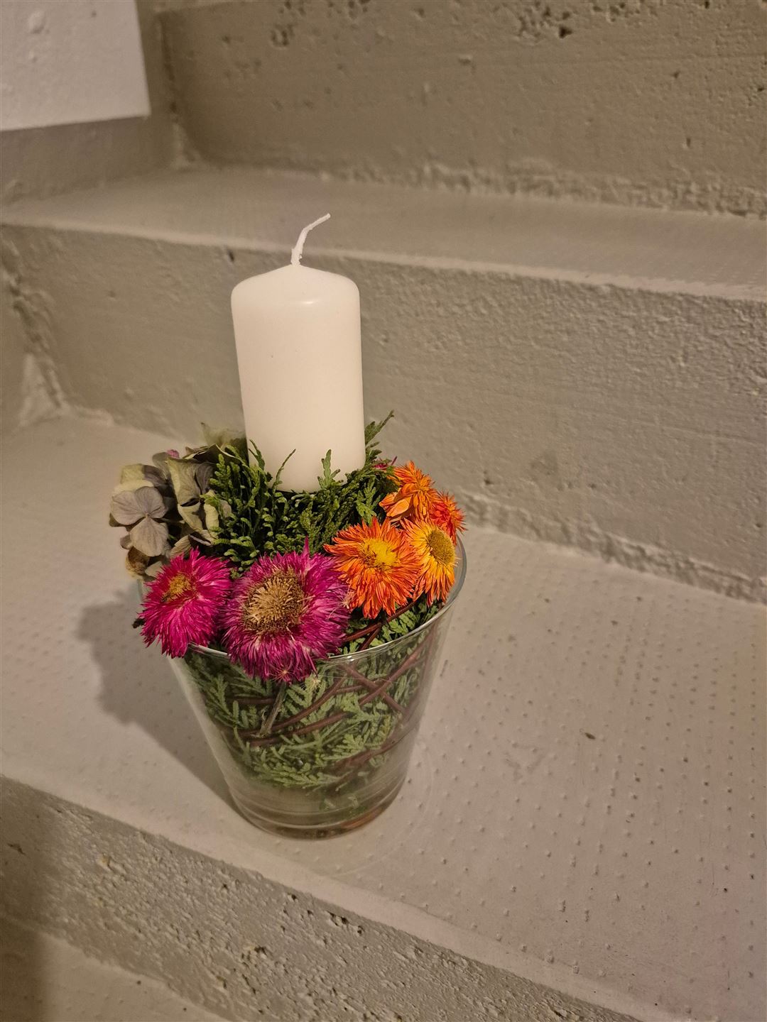 Kerze im Glas, dekoriert mit Trockenblumen
