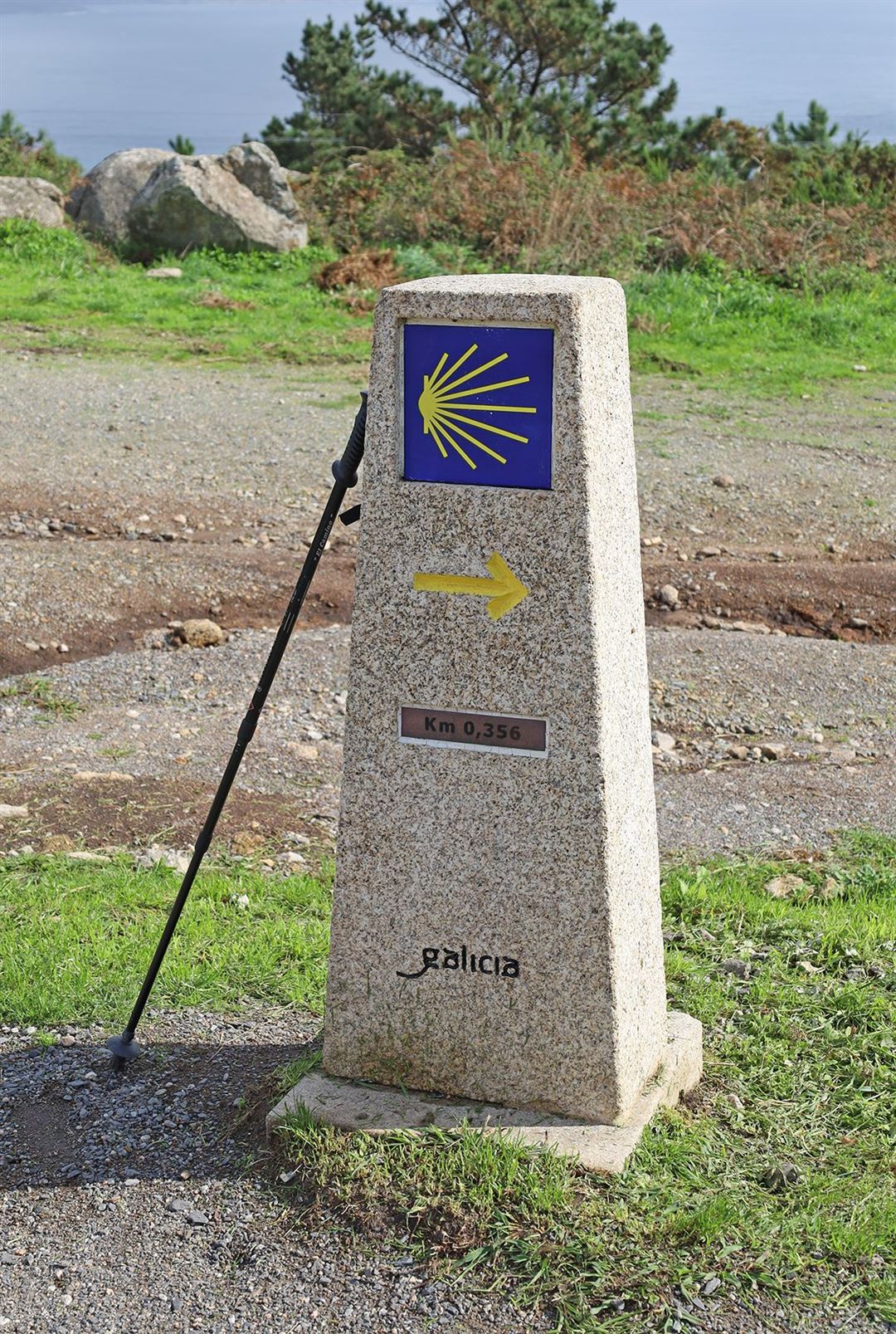 Wanderzeichen Jakobsweg mit Wanderstock