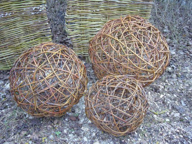 Weidenkugeln im Chaosgeflecht