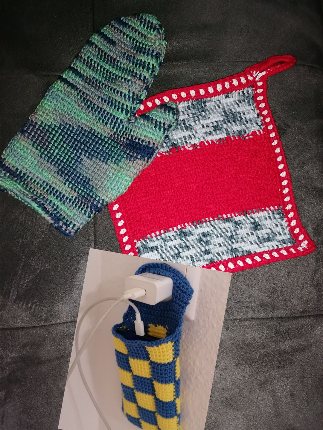 Tunesisch geh&auml;kelter Topflappen, Topfhandschuh und Handy-Ladetasche