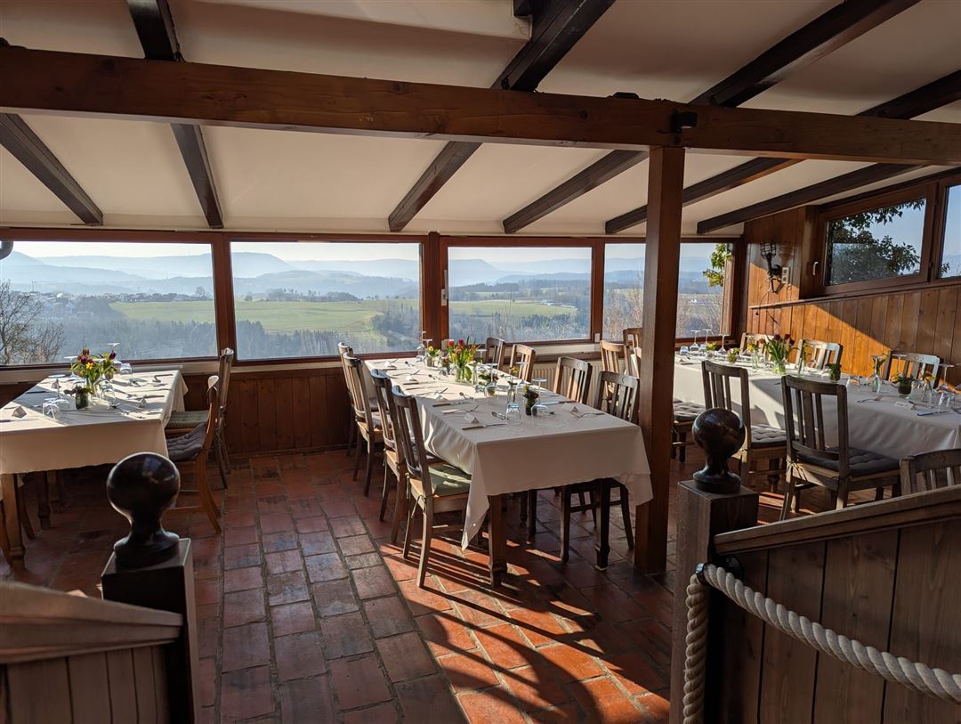 Innenansicht Restaurant Hohenrechberg mit Ausblick auf Umgebung