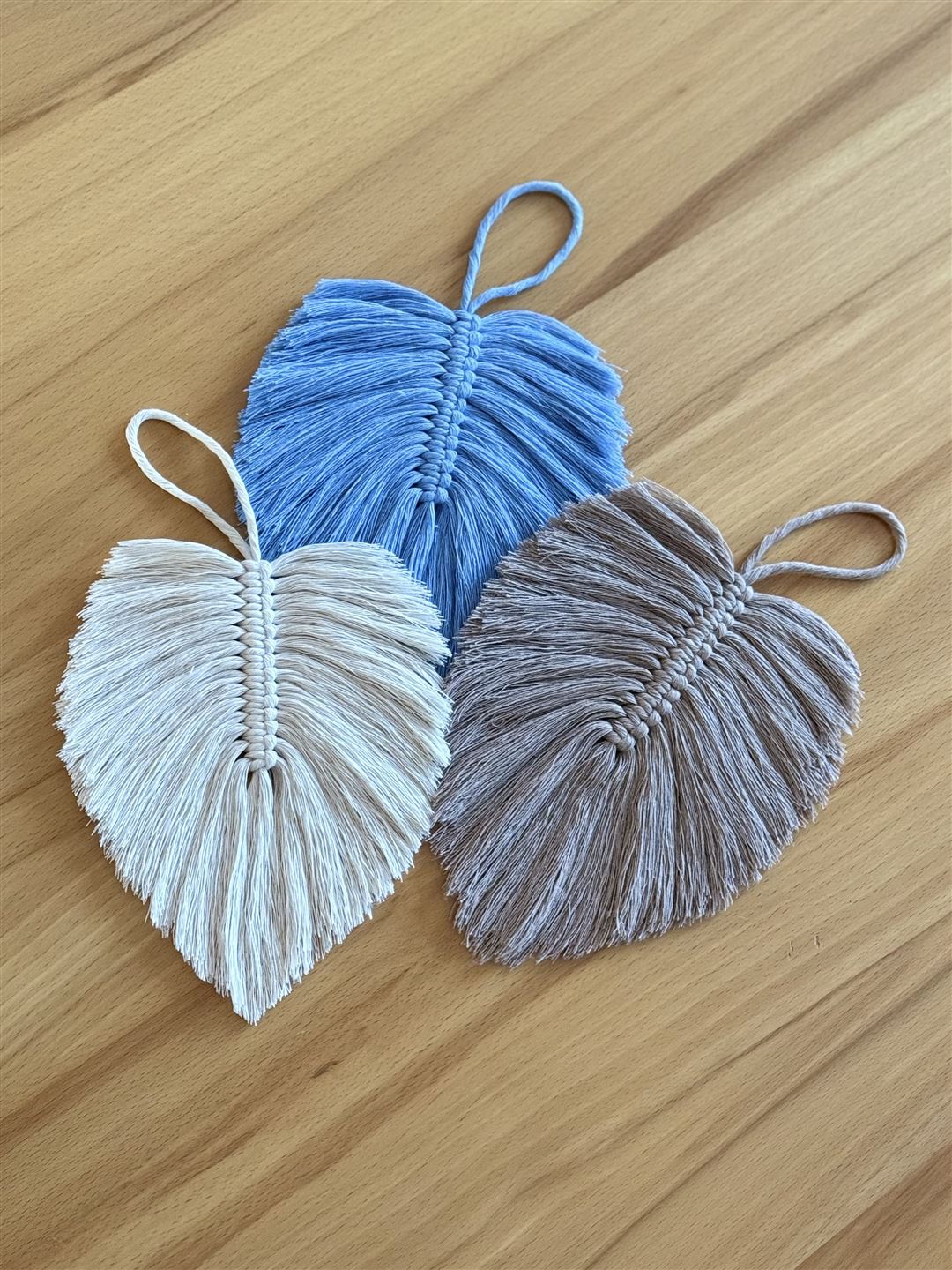 Kuschelige Federn aus Makramee